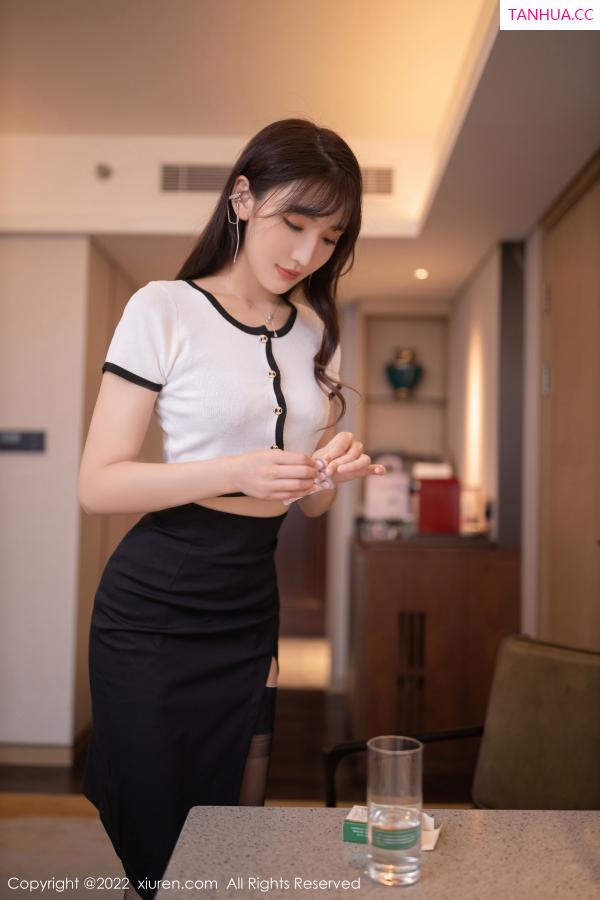 小海臀  [XiuRen]高清写真图 2022.12.29 No.6065 陆萱萱＆唐安琪 美腿丝袜第6张图片